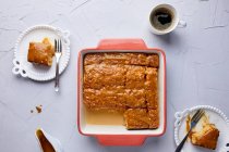 Gâteau Tres Leches en plaque à pâtisserie, recouvert de sauce caramel et saupoudré de sel de mer — Photo de stock