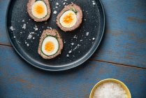 Involtino di carne ripieno di uova sode e spinaci — Foto stock