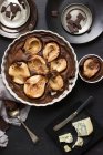 Clafoutis de chocolate con peras y gorgonzola, queso gorgonzola, paces de chocolate - foto de stock