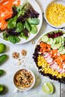 Ensalada de arco iris con nueces y queso feta - foto de stock