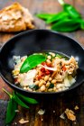 White beans with wild garlic, dried tomatoes and bread — Stock Photo