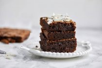 Primer plano de delicioso brownie de chocolate - foto de stock