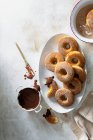 Запечені пончики покриті цукром кориці і подаються з зануренням шоколадного соусу — стокове фото