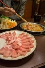 Сю-шабу над горячей тарелкой (Япония)) — стоковое фото