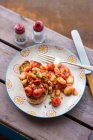 Nahaufnahme von köstlichem Sodabrot mit gebackenen Chilibohnen — Stockfoto