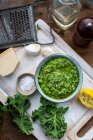 Grünkohl-Pesto mit Walnüssen — Stockfoto