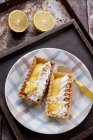 Тарталетки с лимонным муссом и безе — стоковое фото