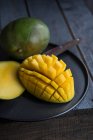 Sliced ripe mango, close up view — Photo de stock