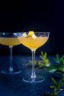 Коктейли Corpse Reviver в стаканах с лимонной цедрой — стоковое фото