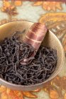 Close-up de delicioso chá preto em uma tigela — Fotografia de Stock