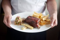 Chef com uma faca e um garfo com uma placa vermelha — Fotografia de Stock
