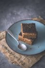 Pastel de café vegano con ganache de caramelo y chocolate - foto de stock