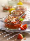 Dessert à la fraise et à la rhubarbe servi dans un bol en verre avec meringues — Photo de stock