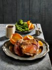 Beef rib roast with Yorkshire puddings and vegetables (England) — Stock Photo