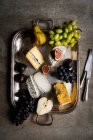 Selección de queso con frutas - foto de stock