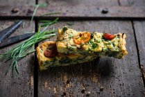 Vegane Frittata aus gelben Mungbohnen und Spinat — Stockfoto
