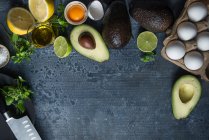 Ingredienti per una colazione a basso contenuto di carboidrati: uova, avocado ed erbe aromatiche — Foto stock