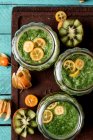 Green smoothie with spinach, kiwi, spirulina and kumquat — Stock Photo