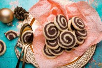Swirls pastries on napkin and vintage metal tray — Fotografia de Stock