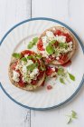 Відкриті бутерброди з подрібненими помідорами, фетою та орегано на спеціальному хлібі — стокове фото