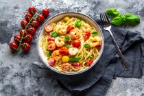 Спагетти с помидорами, креветками и базиликом — стоковое фото