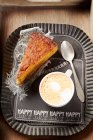 Um pedaço de bolo de cenoura e café — Fotografia de Stock