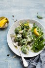 Gnocchi di spinaci serviti con insalata sul piatto — Foto stock