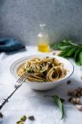 Espaguete integral com alho selvagem e pistache pesto de nozes e substituto de queijo de amêndoa (vegan) — Fotografia de Stock