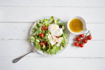 Листя салату з яйцями і вишневими помідорами — стокове фото