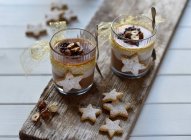 Weihnachtlicher Käsekuchen mit Schokolade, Haselnüssen und Karamell — Stockfoto