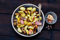 Жареный картофель, гриб и лук в тарелке — стоковое фото