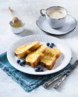 Französisch Toast mit Brombeeren und Honig serviert mit Kaffee — Stockfoto
