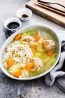 Egg roll soup with rice noodles — Stock Photo