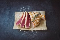 Стейк з тунця на грилі з грубою морською сіллю та чебрецем — стокове фото