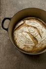 Plan rapproché de délicieux pain au levain dans une poêle noire — Photo de stock