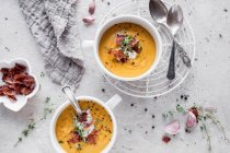 Сладкий картофельный суп с хрустящим беконом и творогом — стоковое фото