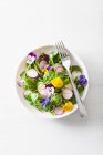 Salade de feuilles mélangées aux radis, concombre et fleurs comestibles — Photo de stock