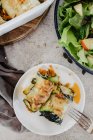 Rouleaux de courgette avec salade de feuilles mélangées — Photo de stock