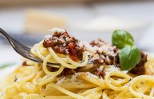 Primer plano de deliciosos espaguetis boloñeses - foto de stock
