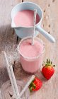 Cremiger Erdbeer-Kokos-Shake mit Strohhalmen und frischen Erdbeeren — Stockfoto