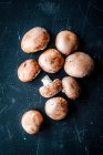 Primo piano di deliziosi funghi marroni — Foto stock