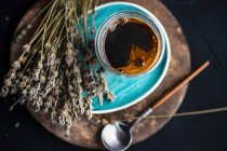 Ein Glas Kaffee mit getrockneten Lavendelblüten — Stockfoto