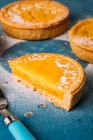 Мини лимонные пирожные с корочкой из песочного хлеба — стоковое фото