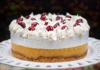 Christmas pumpkin and cranberry mousse cake — Stock Photo