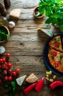 Ingredienti della pizza italiana con formaggio, pomodori e basilico — Foto stock