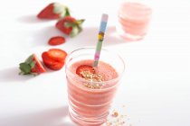 Erdbeer-Bananen-Smoothie mit Honig, Orange, Hafer und Kokosnuss — Stockfoto