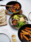 Mexikanische Fajitas-Mahlzeit mit Gerichten zur Zubereitung eigener Tacos — Stockfoto