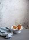 Uova di Pasqua, naturalmente tinte con bucce di cipolla, fiori ed erbe su sfondo di marmo — Foto stock
