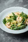 Spaghetti with asparagus and prawns — Foto stock