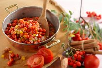 Chutney Rowan com tomates, pimentas e sultanas sendo feitas — Fotografia de Stock